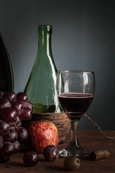 Glas rode wijn met tegenspeler in dark shadows. — Stockfoto