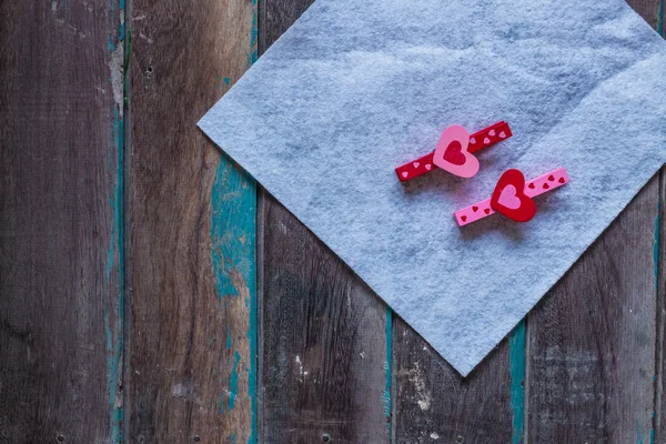 La forma del cuore su un panno bianco — Foto Stock