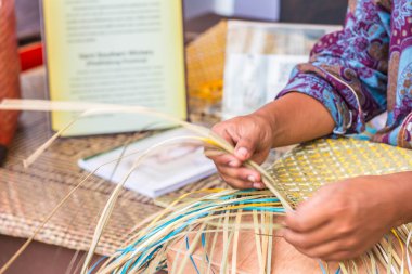 İnsanlar sepetleri dokuma 