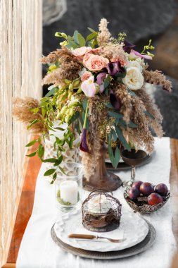 Tablo güzel bir buket çiçek ile süslüdür