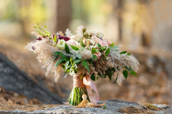 Moderne bruiloft met rijke bloemen boeket — Stockfoto