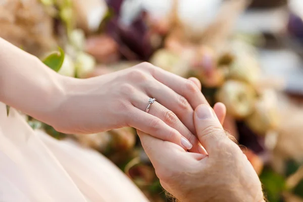 Novios recién casados. Anillo de boda en la mano de las novias . — Foto de Stock