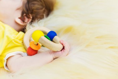 Bebek bir oyuncak holding eller uyku