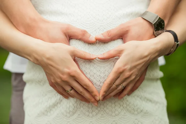 妊娠中の女性のクローズ アップの腹 — ストック写真