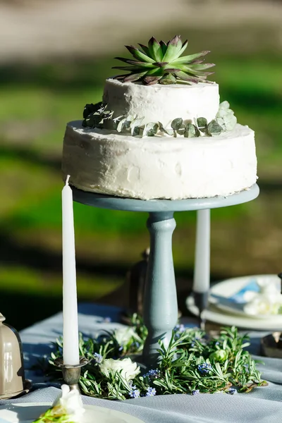 Hermoso pastel de boda blanco con flores al aire libre —  Fotos de Stock