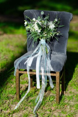 Güzel modern yemyeşil gelin buketi duruyor