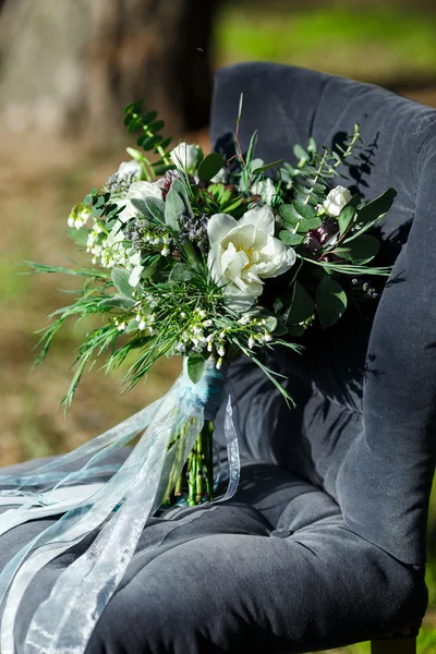 Beau bouquet de mariée moderne et luxuriant est debout — Photo