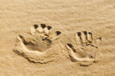 İki palm parmak izi alyans kumla