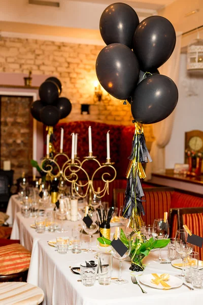 День рождения гостей стол со свежими цветами в черно-золотом стиле, в помещении — стоковое фото