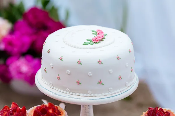 Vacker vit bröllopstårta med blommor utomhus. Shabby chic stil — Stockfoto