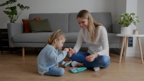 Anne Küçük Kız Tırnaklarını Oyuncak Ojeyle Boyuyorlar Çocuk Evde Annesiyle — Stok video