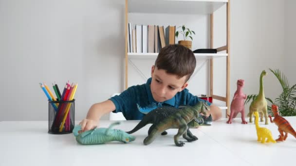 Hauska Poika Leikkii Kotona Dinosauruksilla Poika Oppii Paleontologiaa Dino Leluilla — kuvapankkivideo