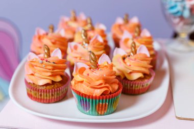 Tekboynuz temalı pastalar. Fantezi tarzı çocuklar için tatlılar. Doğum günü partisinde çok renkli şekerlemeler ve çörekler.