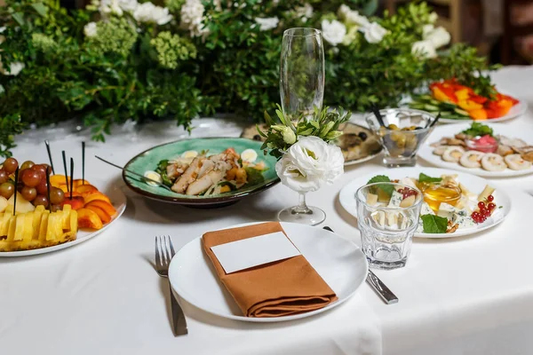 Ajuste Mesa Boda Con Tarjeta Invitado Blanco Servilleta Suculenta Plato — Foto de Stock