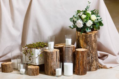 Yeni evliler sofrası kırsal tarzda dekore edilmiş. Çiçekli, mumlu, sulu, yeşillikli ve ahşap elementli düğün dekoru. Dekorasyonda doğa teması