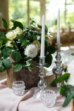 Yeni evliler sofrası kırsal tarzda dekore edilmiş. Çiçekli, mumlu, sulu, yeşillikli ve ahşap elementli düğün dekoru. Dekorasyonda doğa teması