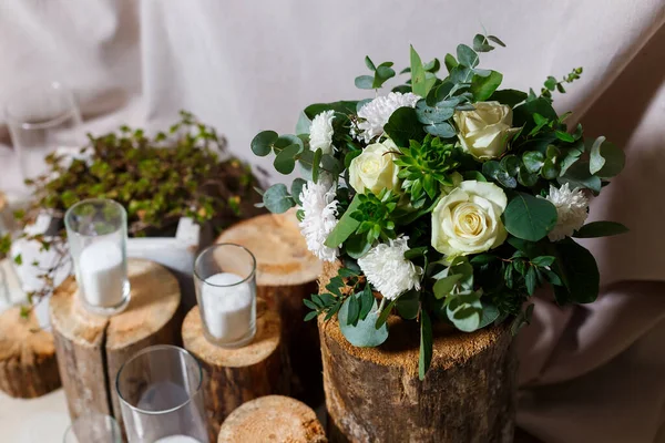 Τραπέζι Για Νεόνυμφους Διακοσμημένο Ρουστίκ Στυλ Διακόσμηση Γάμου Λουλούδια Κεριά — Φωτογραφία Αρχείου