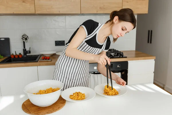 Young Woman Apron Cooking Bolognese Pasta Modern Home Kitchen Preparing — Stock Photo, Image