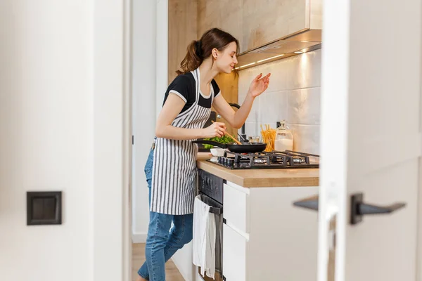 Ung Kvinna Förkläde Matlagning Hälsosam Mat Moderna Hem Kök Lagar — Stockfoto