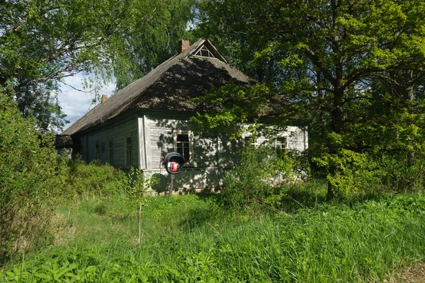 Εγκαταλελειμμένη Ξύλινη Σχολή Στο Ρωσικό Δάσος — Φωτογραφία Αρχείου