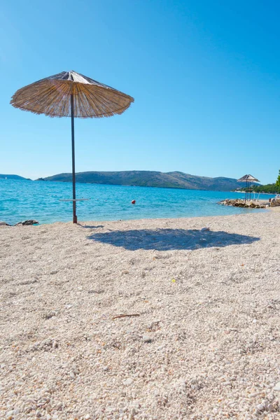Drewniany Parasol Plażowy Plaży Kamieniami Nad Adriatykiem Chorwacji — Zdjęcie stockowe