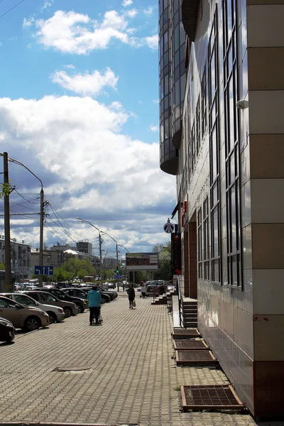 Pouliční Lenensky Avenue ve městě Barnaul. — Stock fotografie