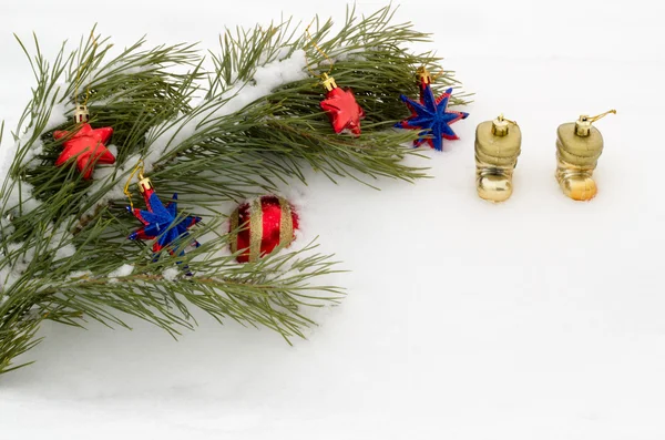 Ramo de pinheiro com ornamentos de Ano Novo — Fotografia de Stock