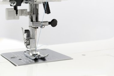 Bir dikiş makinesi iğne ile sıkma pad