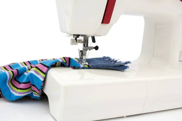 La máquina de coser sobre un fondo blanco — Foto de Stock
