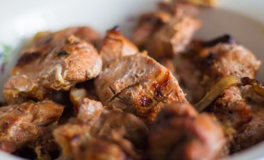 kömürlerin üzerinde kızarmış et