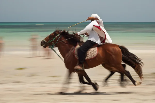 Auftritt der Reiter am Strand — Stockfoto