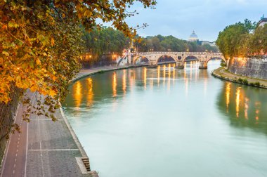 Günbatımı Sisto Köprüsü'nde Roma, İtalya