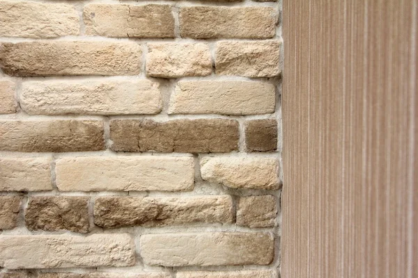 Φόντο του ελαφρού τούβλου, πέτρινος τοίχος και καφέ ριγέ ταπετσαρία-χώρος αντιγραφής — Φωτογραφία Αρχείου