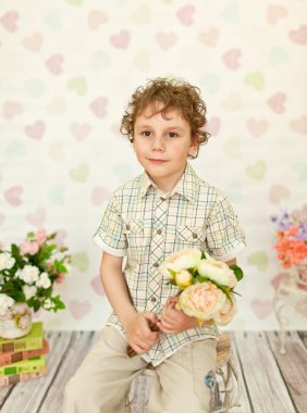 hafif bej elbise kıvırcık kahverengi gözlü çocuk portresi