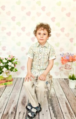 hafif bej elbise kıvırcık kahverengi gözlü çocuk portresi