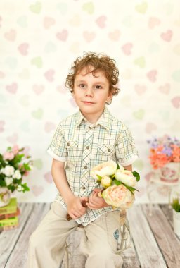 hafif bej elbise kıvırcık kahverengi gözlü çocuk portresi