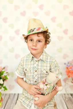 hafif bej elbise kıvırcık kahverengi gözlü çocuk portresi