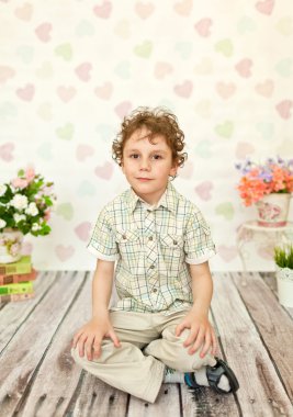 hafif bej elbise kıvırcık kahverengi gözlü çocuk portresi