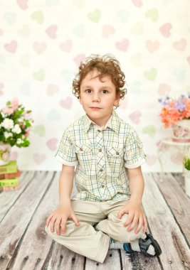 hafif bej elbise kıvırcık kahverengi gözlü çocuk portresi