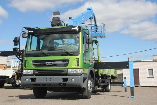 Kemerovo, Rusland - 14 mei 2015: Vrachtwagen kraan staande op een bouwplaats — Stockfoto