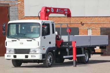 Kemerovo, Rusya - 14 Mayıs 2015: bir inşaatta duran büyük kamyon vinç