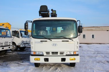 Kemerovo, Rusya - 14 Mart 2015: bir inşaatta duran büyük kamyon vinç