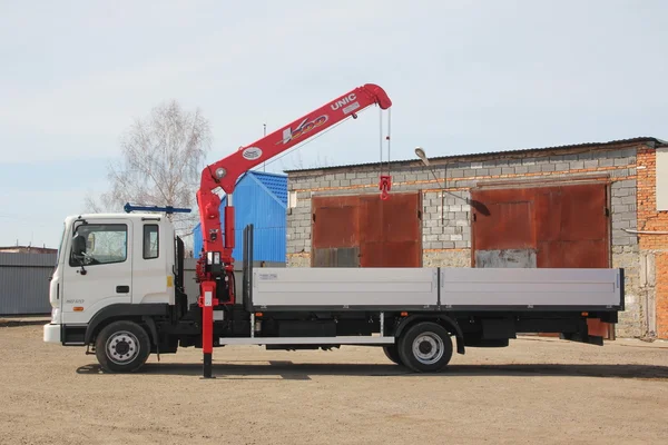 Kemerovo, Rusya - 14 Mayıs 2015: bir inşaatta duran büyük kamyon vinç