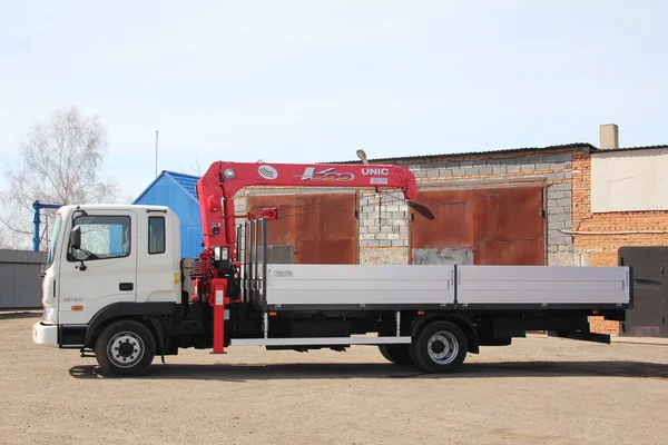 Kemerovo, Rusland - 14 mei 2015: grote vrachtwagen kraan staande op een bouwplaats — Stockfoto
