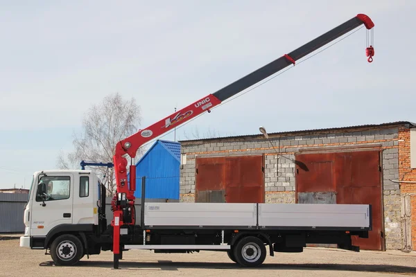 Kemerovo, Rusland - 14 mei 2015: grote vrachtwagen kraan staande op een bouwplaats — Stockfoto