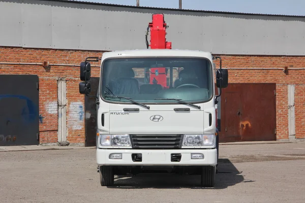 Kemerovo, Rusya - 14 Mayıs 2015: bir inşaatta duran büyük beyaz kamyon vinç