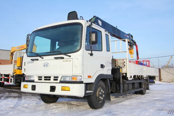 Kemerovo, Rusland - 14 maart 2015: grote vrachtwagen kraan staande op een bouwplaats — Stockfoto
