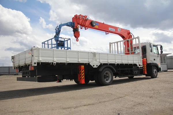 Grote Witte Truck Kraan Staat Een Bouwplaats Oekraïne Krim Mei — Stockfoto