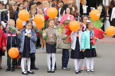 Öğrenciler, kız öğrenciler, çocuklar okula - Rusya Moskova ilk Lise birinci sınıf b - 1 Eylül 2016, okula - Eylül tatile geri gidin çocuklar 