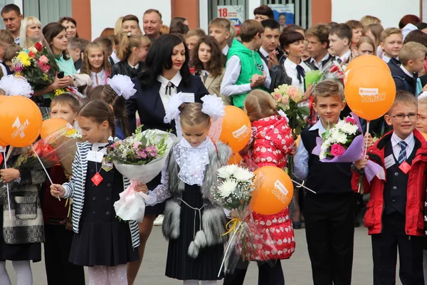 Les enfants retournent à l "école - vacances en Septembre, la première classe — Photo